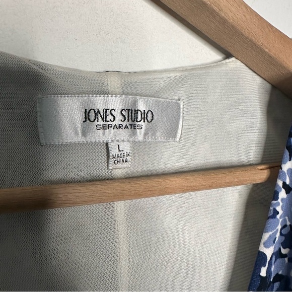 Jones Studio Separates | Blue Floral V Neck Sleeveless Wrap Top - Picture 6 of 6